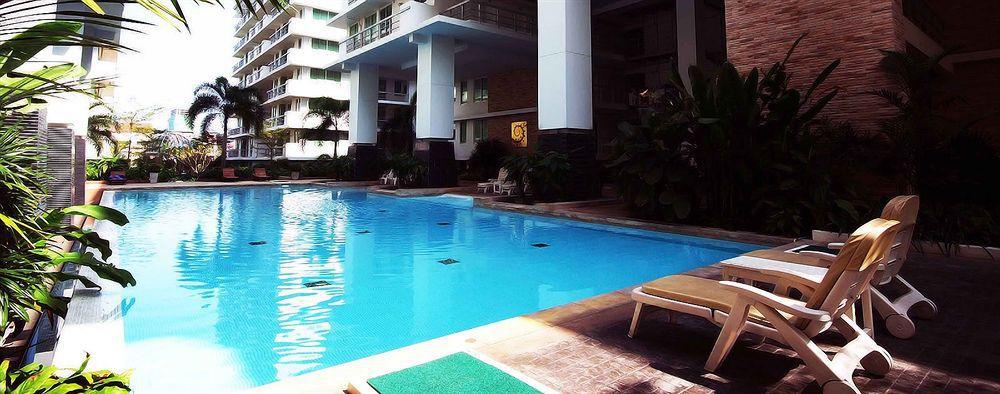 The Capital Resort @ Sukhumvit 50 Banguecoque Exterior foto Swimming pool