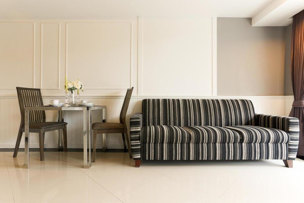 The Capital Resort @ Sukhumvit 50 Banguecoque Exterior foto A WAINWRIGHT sofa