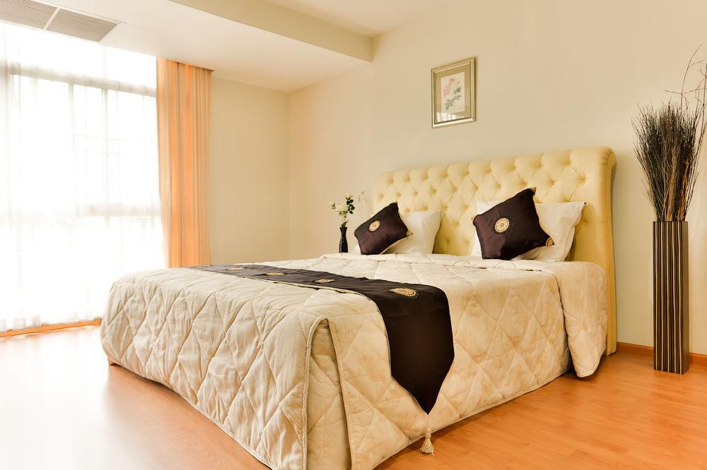The Capital Resort @ Sukhumvit 50 Banguecoque Exterior foto A bedroom at the hotel
