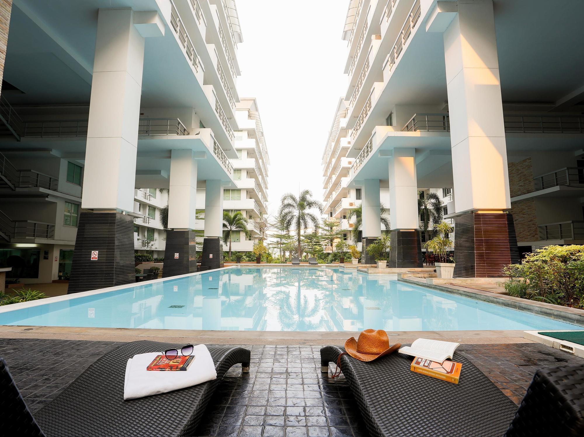The Capital Resort @ Sukhumvit 50 Banguecoque Exterior foto The swimming pool at the complex