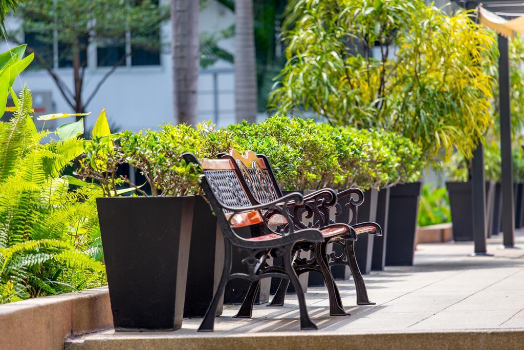The Capital Resort @ Sukhumvit 50 Banguecoque Exterior foto Seating at the park