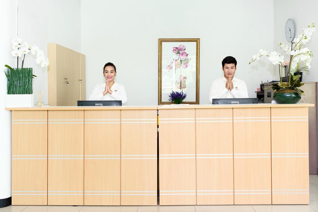 The Capital Resort @ Sukhumvit 50 Banguecoque Exterior foto Reception desk