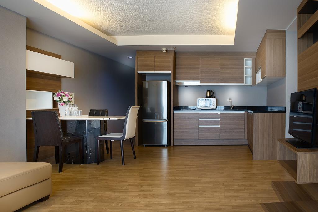 The Capital Resort @ Sukhumvit 50 Banguecoque Exterior foto A modern kitchen