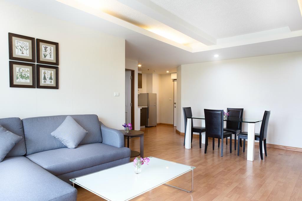 The Capital Resort @ Sukhumvit 50 Banguecoque Exterior foto A living room in a serviced apartment in Bangkok, Thailand