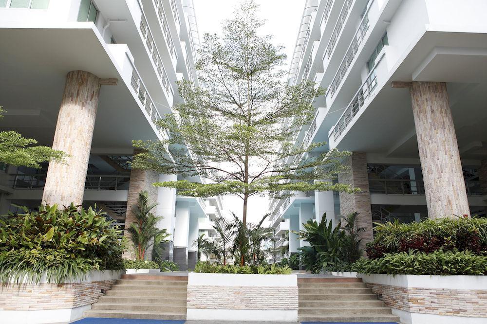 The Capital Resort @ Sukhumvit 50 Banguecoque Exterior foto The courtyard of the school
