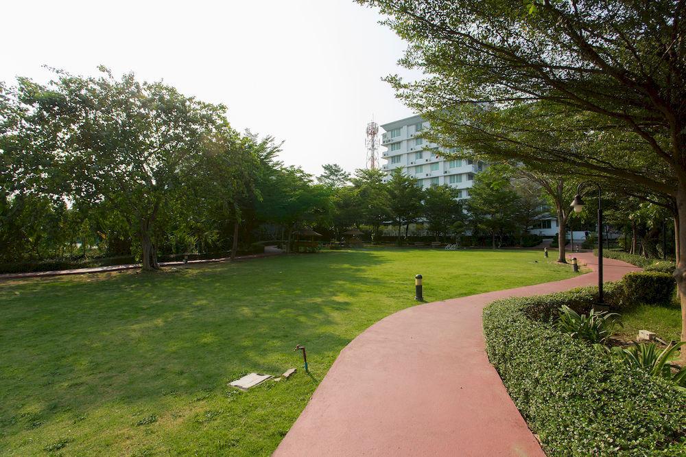 The Capital Resort @ Sukhumvit 50 Banguecoque Exterior foto The park