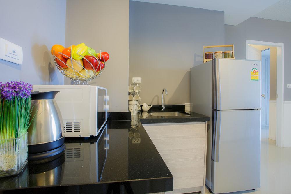 The Capital Resort @ Sukhumvit 50 Banguecoque Exterior foto A modern kitchen