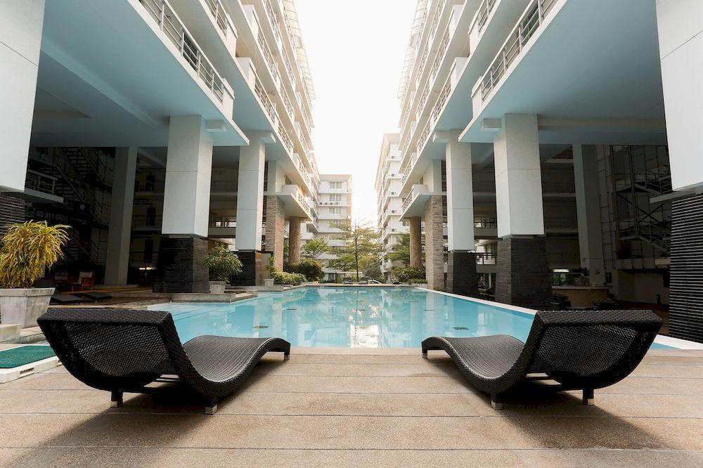 The Capital Resort @ Sukhumvit 50 Banguecoque Exterior foto The swimming pool at the 10th floor of the building