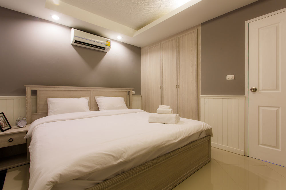 The Capital Resort @ Sukhumvit 50 Banguecoque Exterior foto A bedroom with a split-type air conditioner