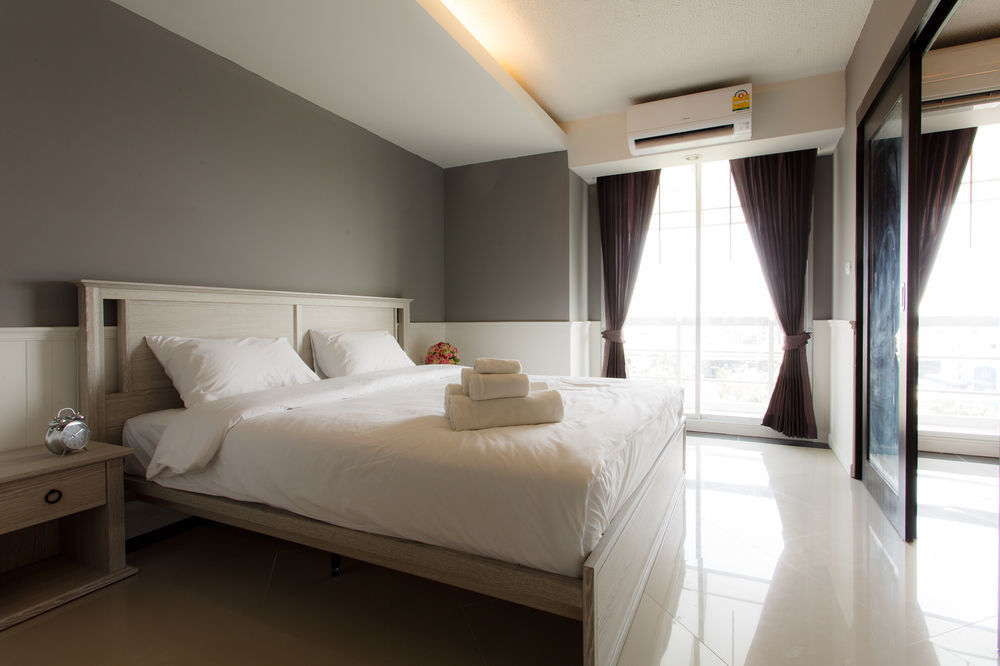 The Capital Resort @ Sukhumvit 50 Banguecoque Exterior foto A bedroom in a hotel