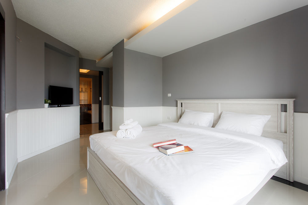 The Capital Resort @ Sukhumvit 50 Banguecoque Exterior foto A bedroom in a hotel