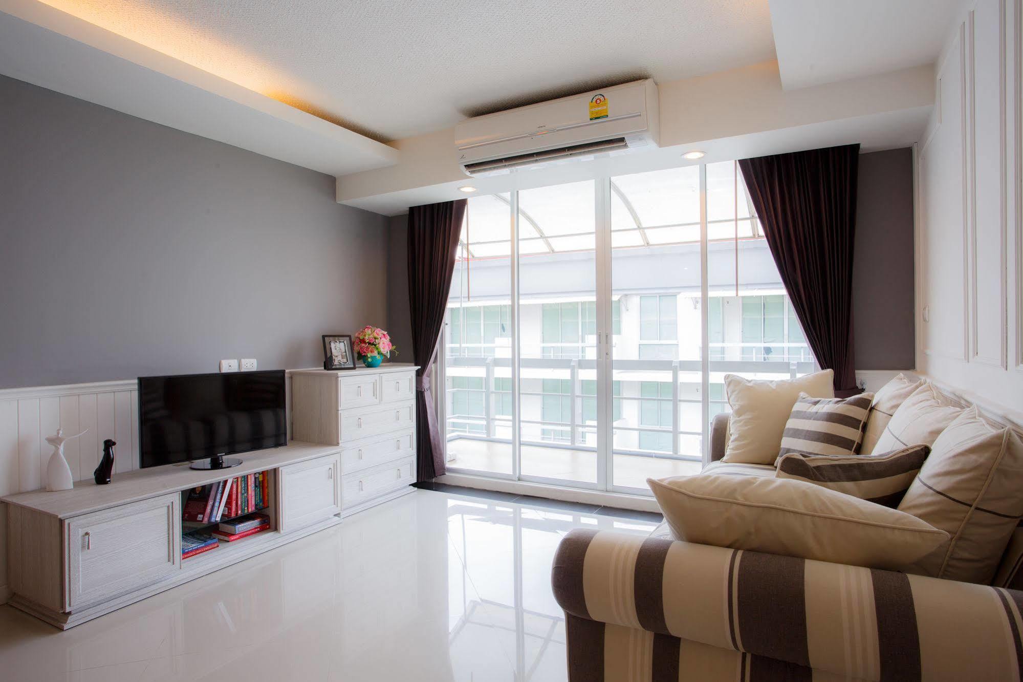 The Capital Resort @ Sukhumvit 50 Banguecoque Exterior foto A living room in a condominium
