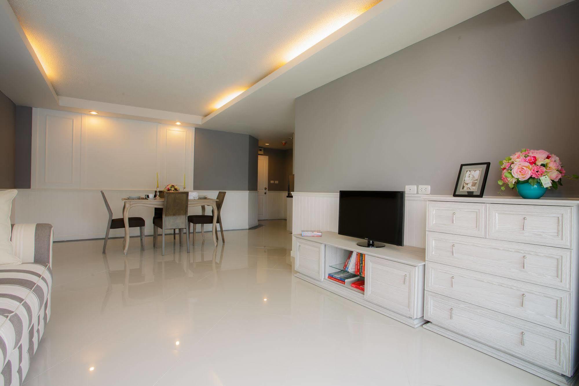 The Capital Resort @ Sukhumvit 50 Banguecoque Exterior foto A living room in a landed property in Singapore