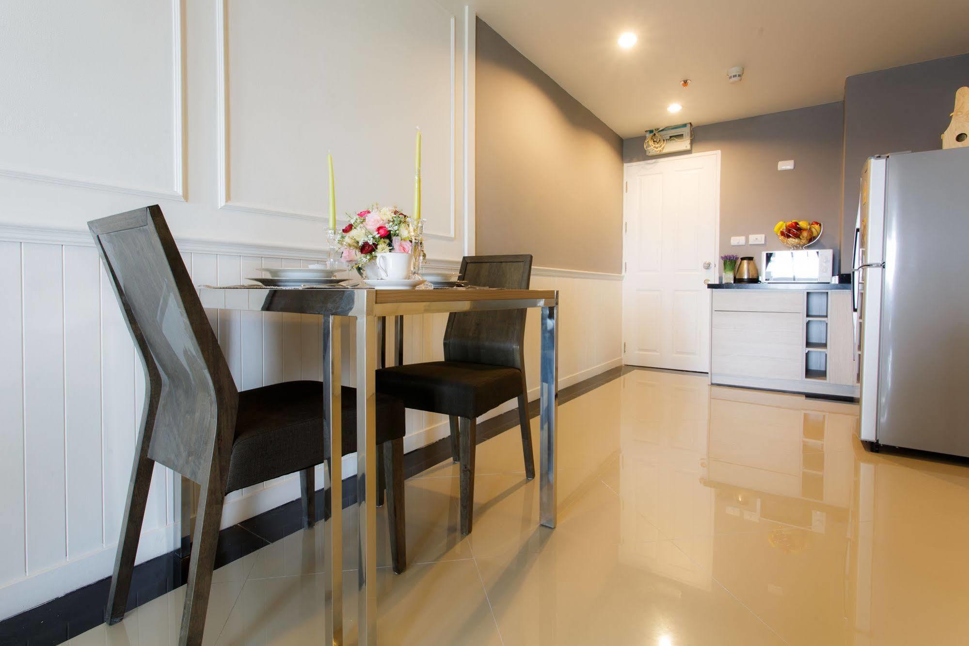 The Capital Resort @ Sukhumvit 50 Banguecoque Exterior foto A modern kitchen