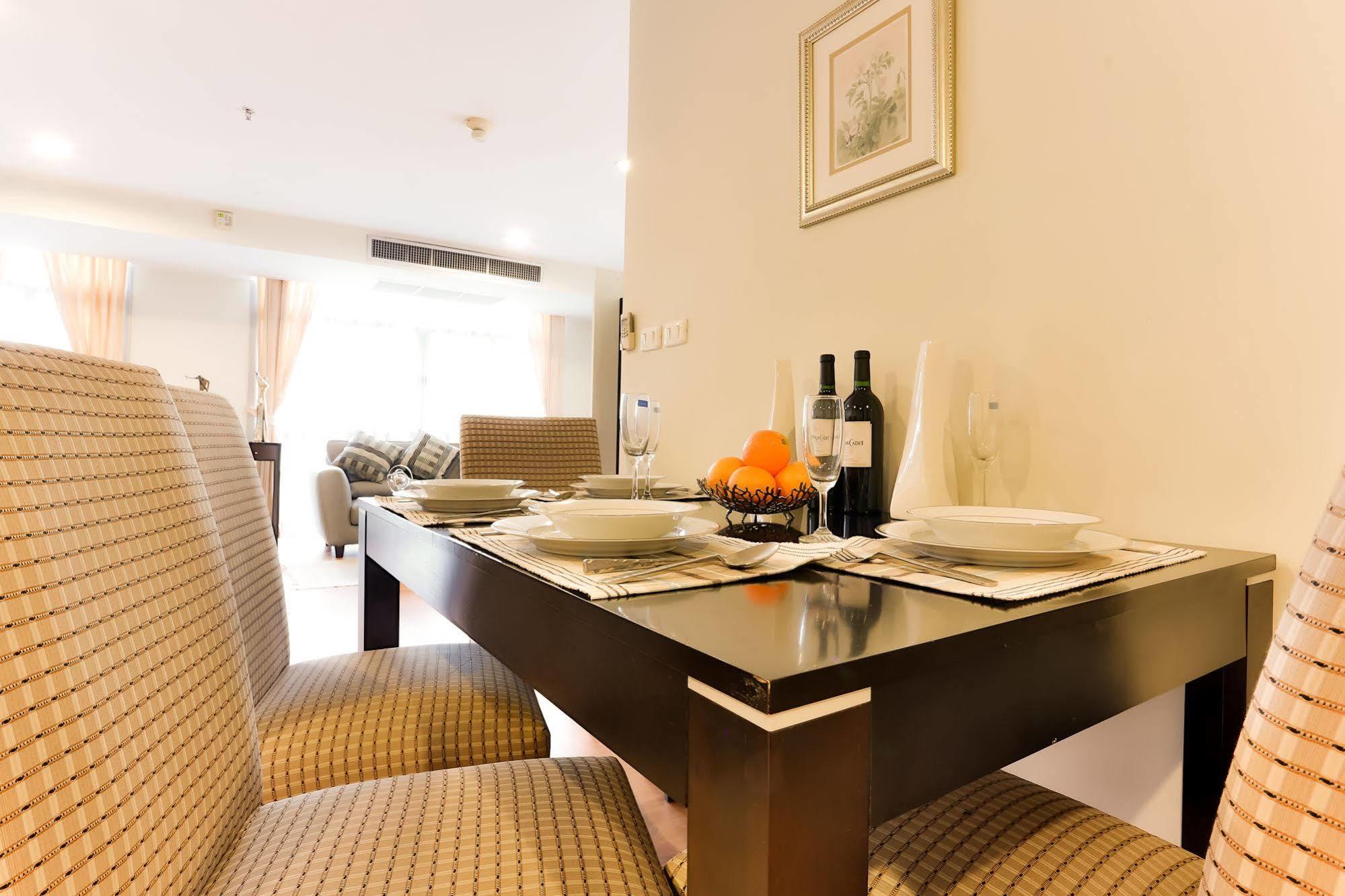 The Capital Resort @ Sukhumvit 50 Banguecoque Exterior foto A dining room