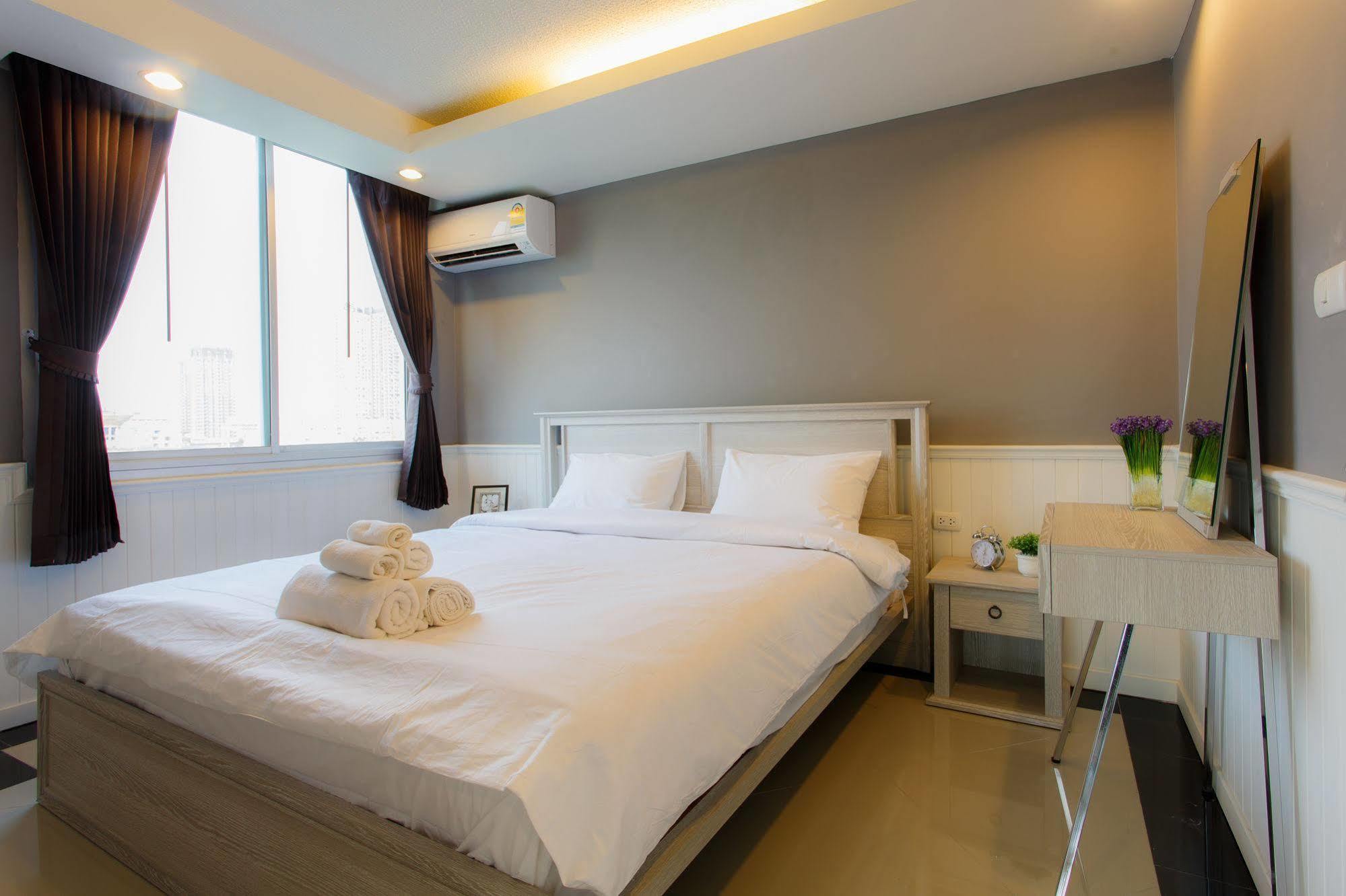 The Capital Resort @ Sukhumvit 50 Banguecoque Exterior foto A bedroom in a hotel