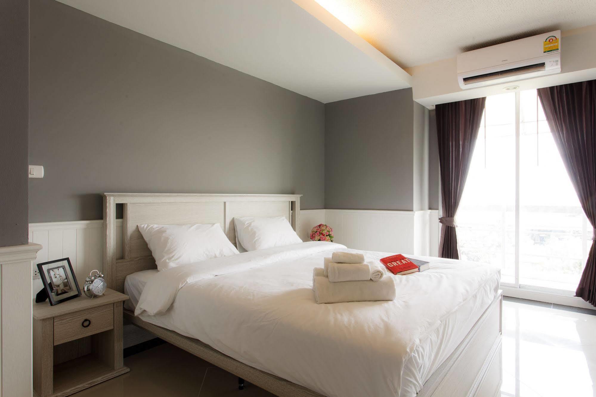 The Capital Resort @ Sukhumvit 50 Banguecoque Exterior foto A bedroom in a hotel