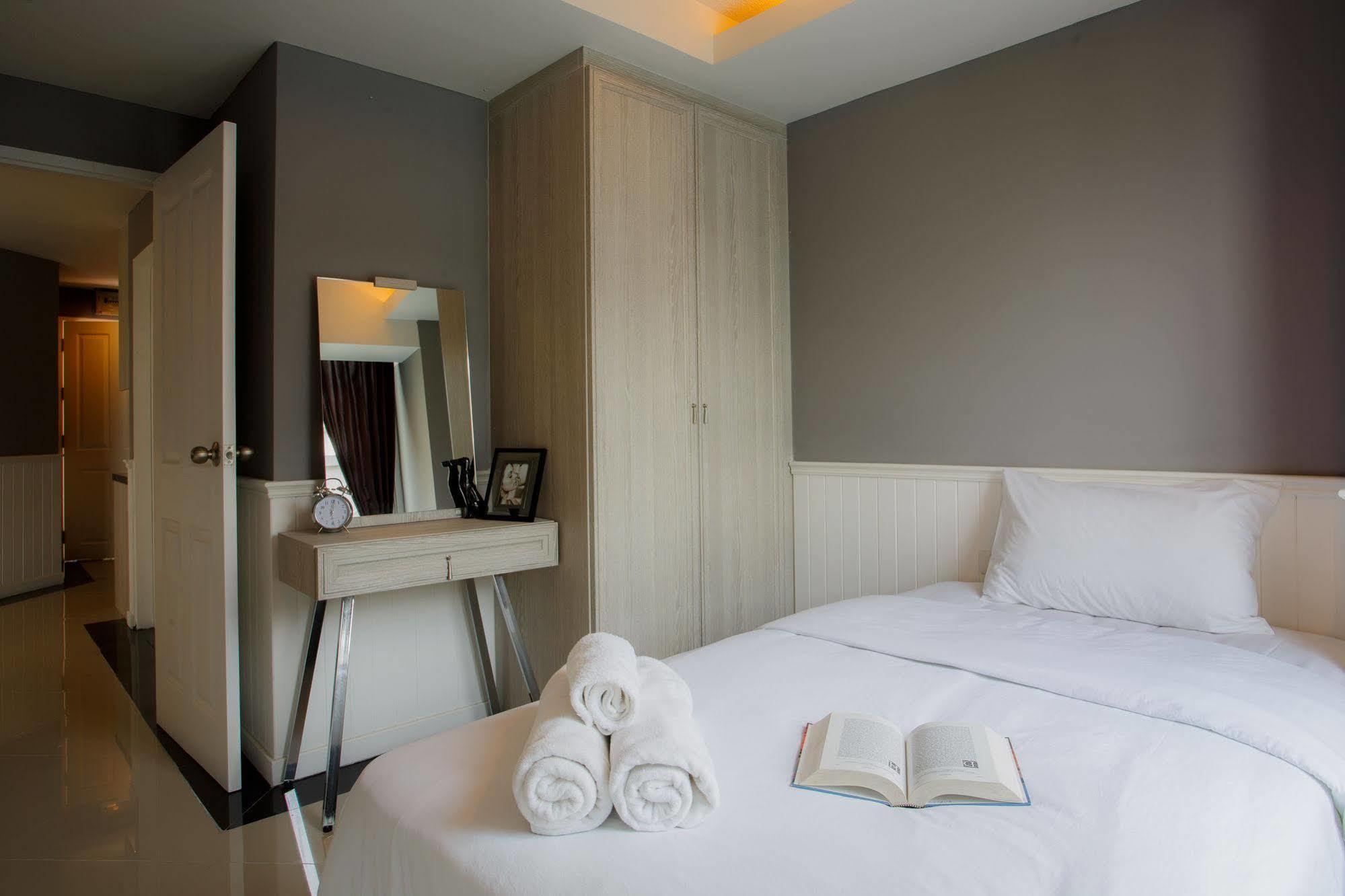 The Capital Resort @ Sukhumvit 50 Banguecoque Exterior foto A bedroom in a serviced apartment in Bangkok, Thailand