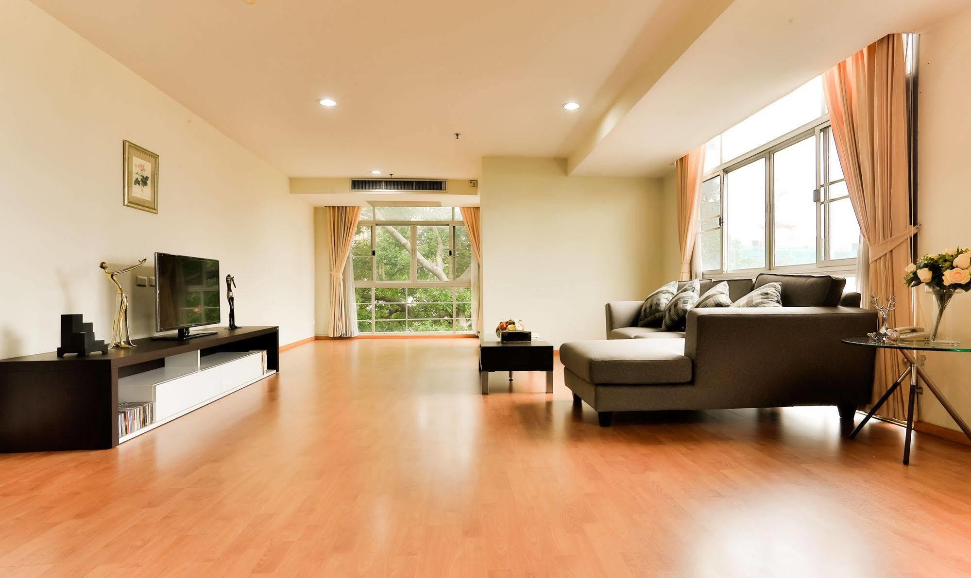The Capital Resort @ Sukhumvit 50 Banguecoque Exterior foto A living room with a laminate wood floor