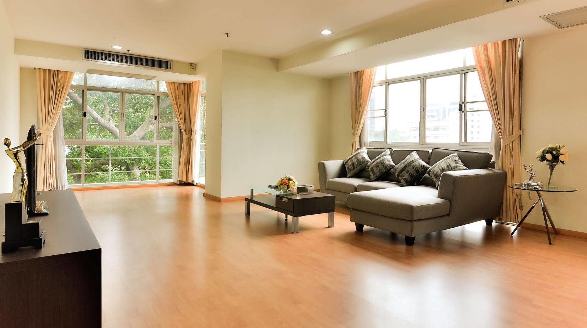 The Capital Resort @ Sukhumvit 50 Banguecoque Exterior foto A living room with a laminate wood floor