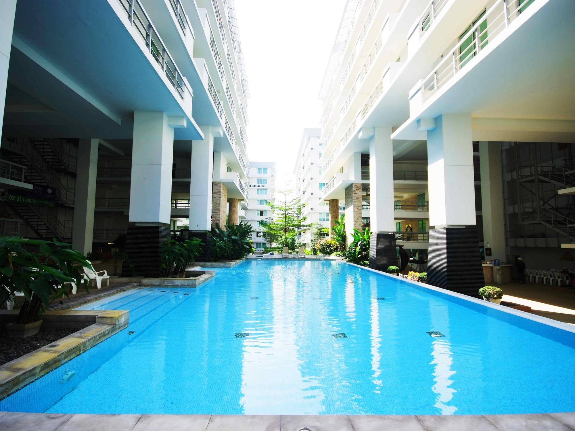 The Capital Resort @ Sukhumvit 50 Banguecoque Exterior foto The swimming pool at the 10th floor of the building