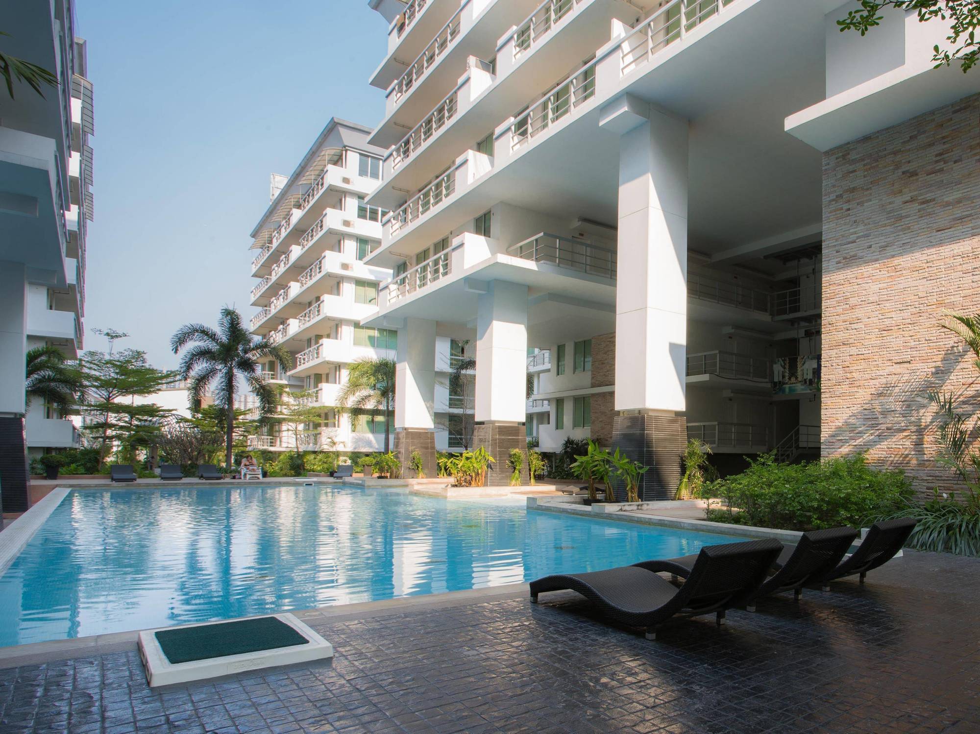 The Capital Resort @ Sukhumvit 50 Banguecoque Exterior foto The swimming pool at the complex