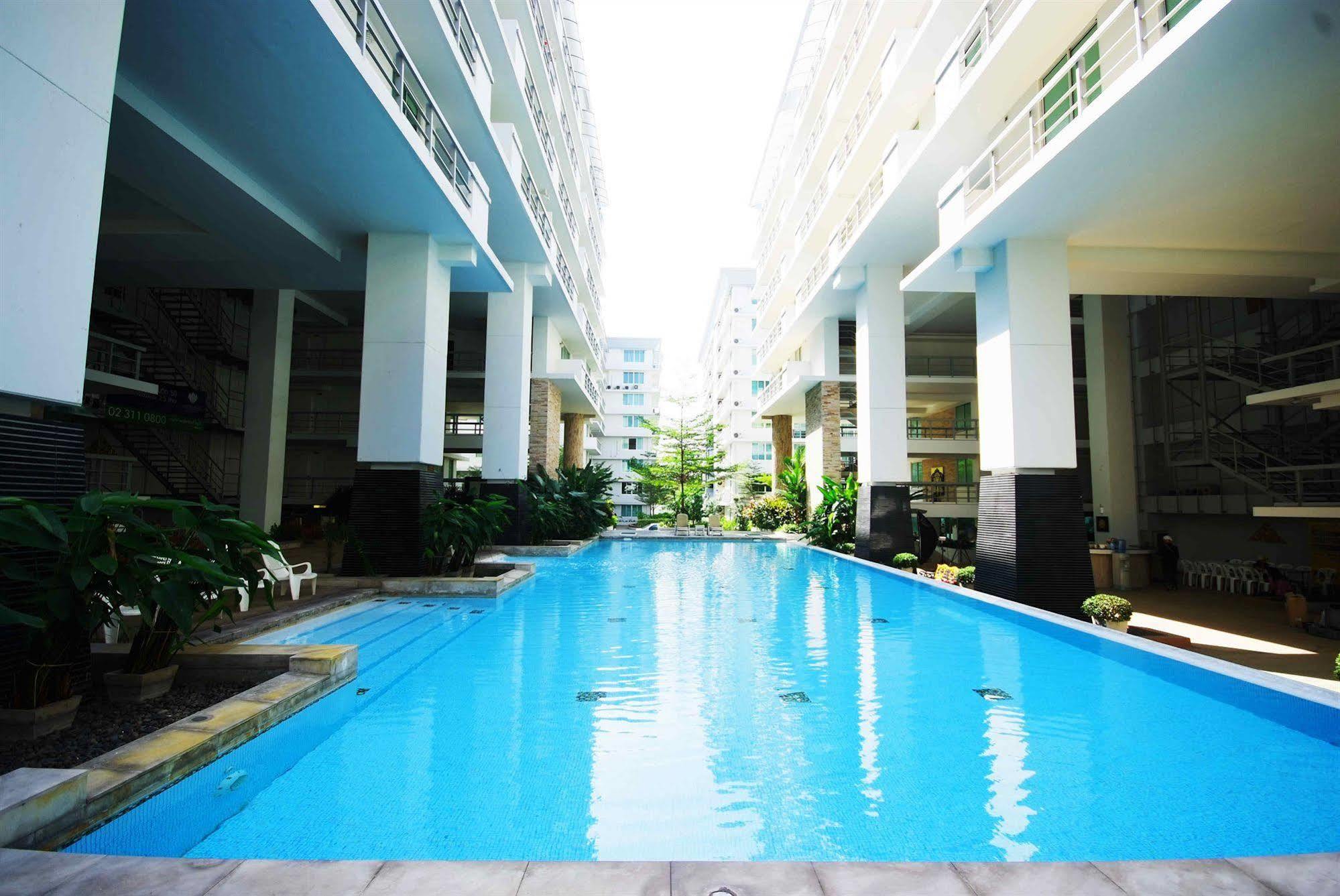 The Capital Resort @ Sukhumvit 50 Banguecoque Exterior foto The swimming pool at the 10th floor of the building