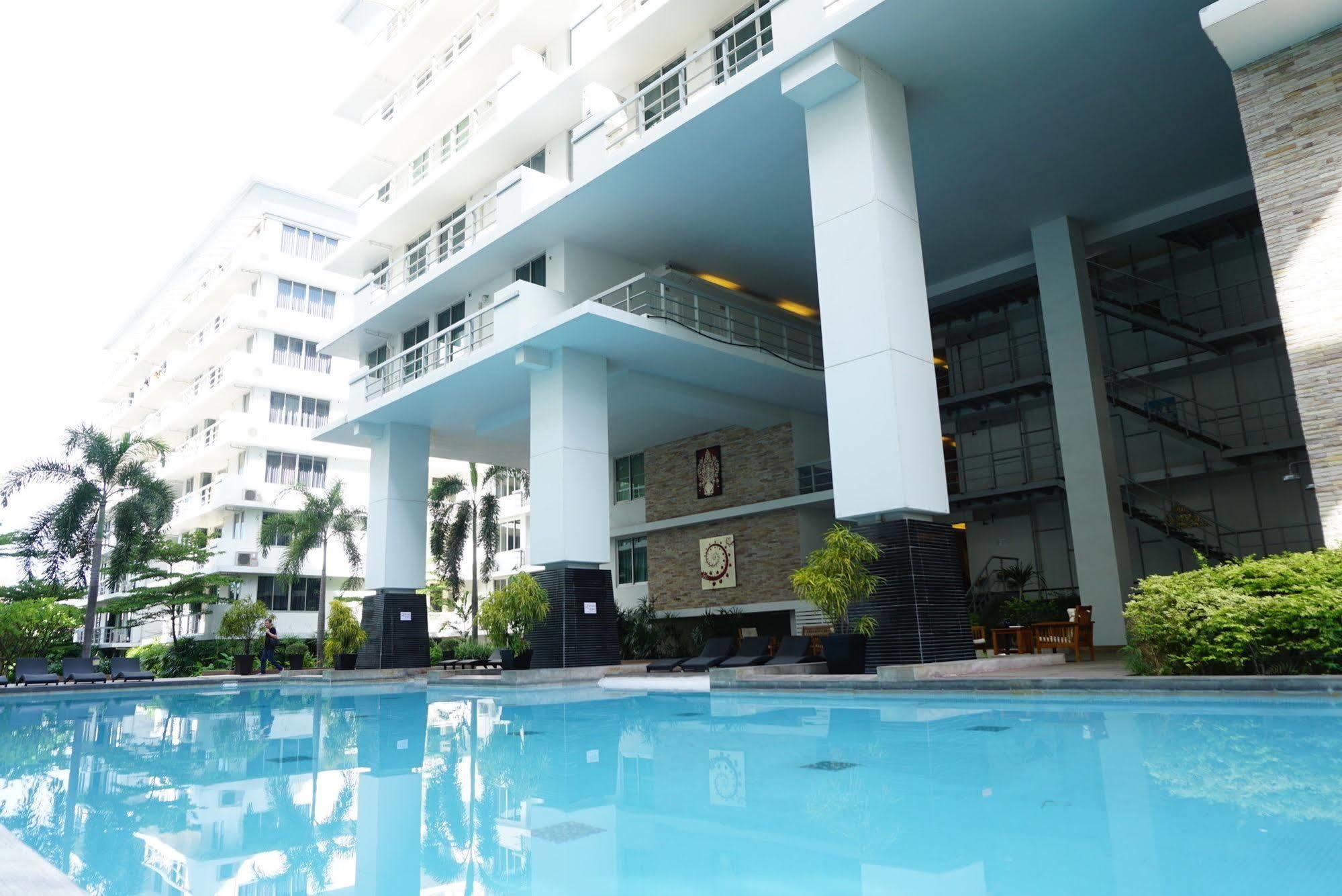 The Capital Resort @ Sukhumvit 50 Banguecoque Exterior foto The swimming pool at the 10th floor