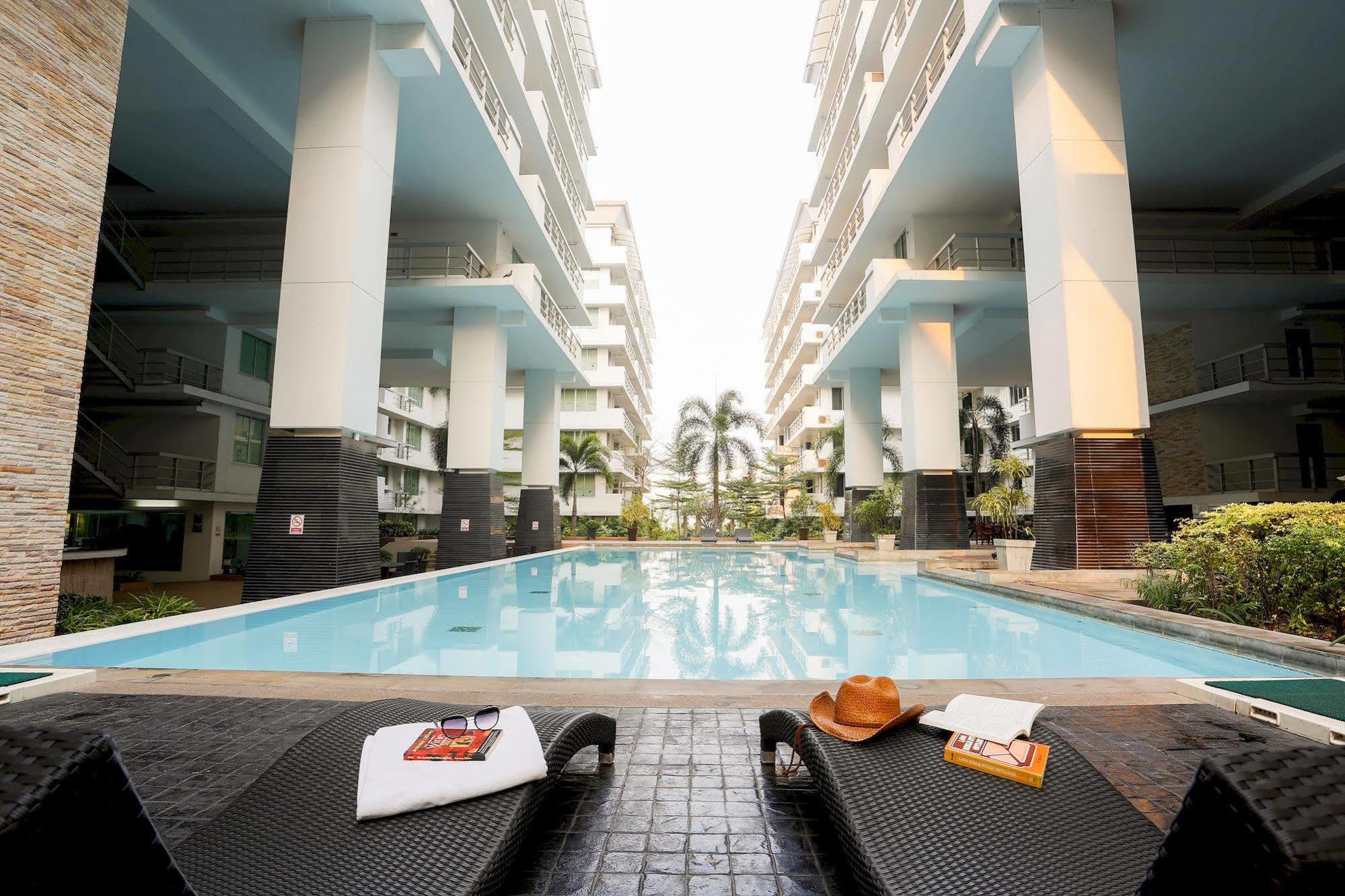 The Capital Resort @ Sukhumvit 50 Banguecoque Exterior foto The swimming pool at the complex